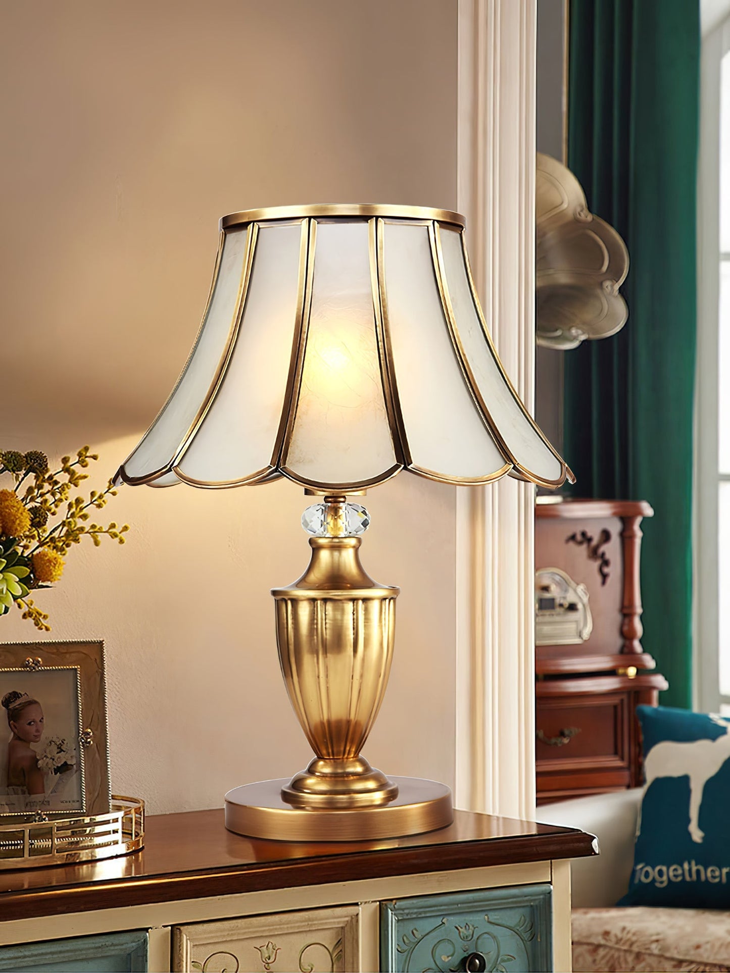 CrystalLux – Moderne bordlampe med guldskaft