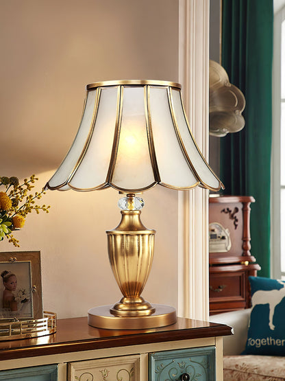 CrystalLux – Moderne bordlampe med guldskaft