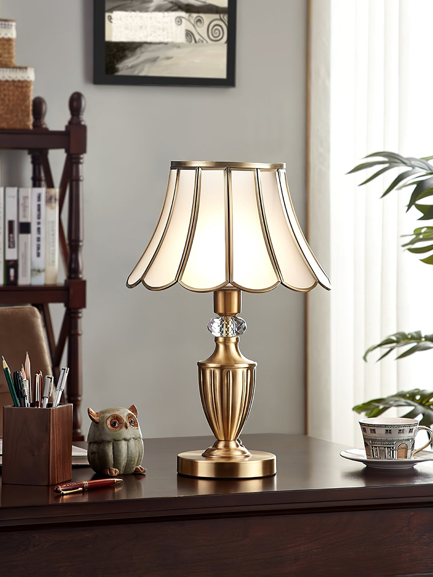 CrystalLux – Moderne bordlampe med guldskaft