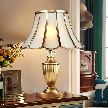 CrystalLux – Moderne bordlampe med guldskaft