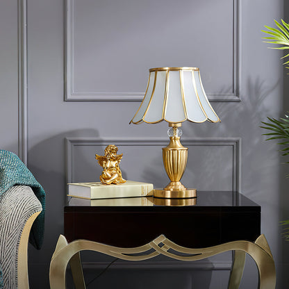 CrystalLux – Moderne bordlampe med guldskaft