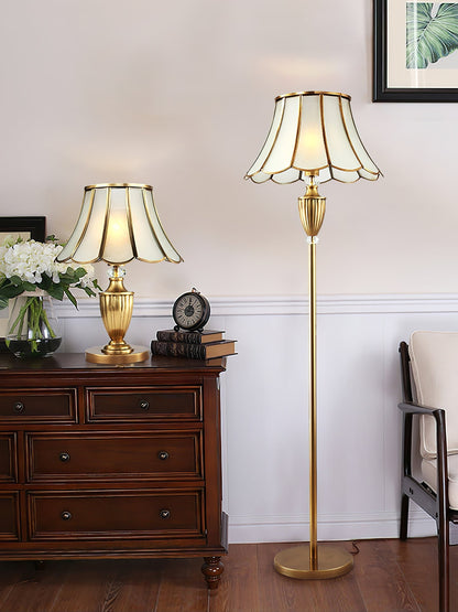 CrystalLux – Moderne bordlampe med guldskaft