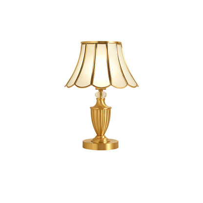 CrystalLux – Moderne bordlampe med guldskaft