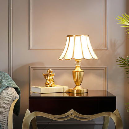 CrystalLux – Moderne bordlampe med guldskaft