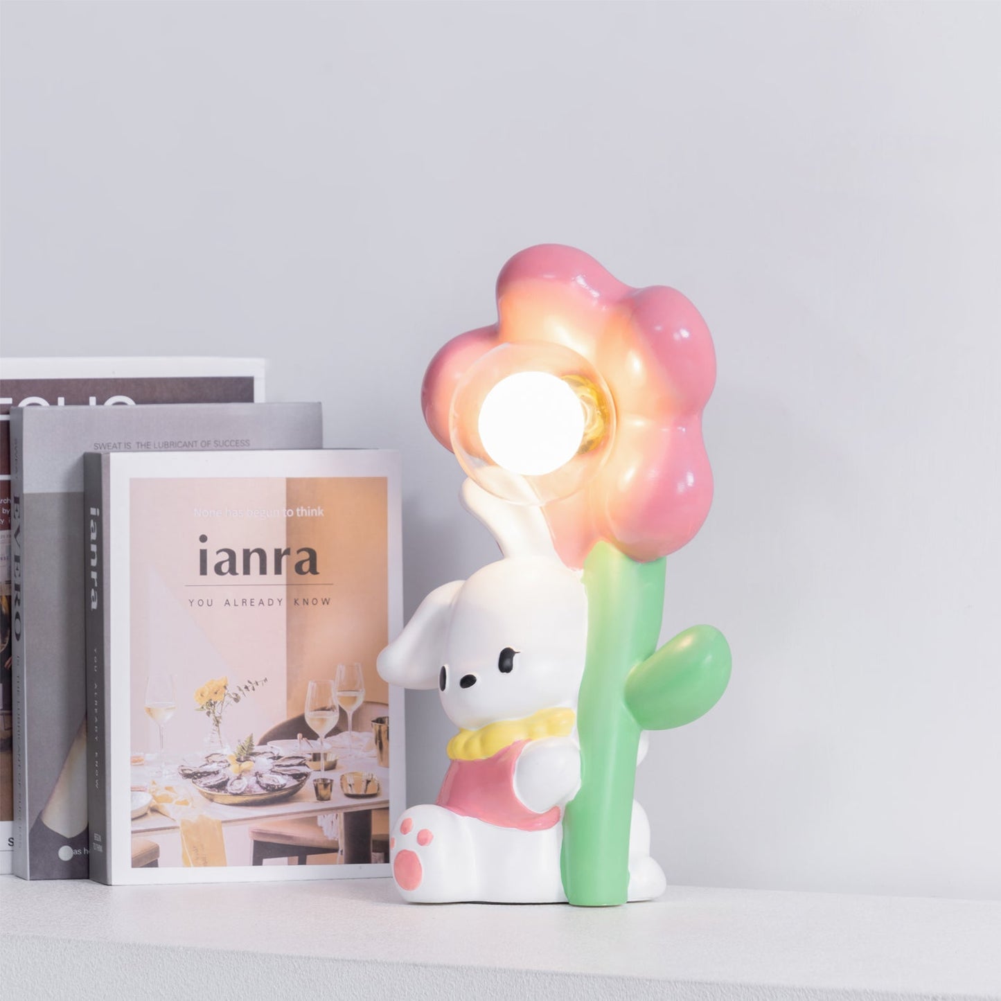 BunnyGlow - Bordlampe med kærlig kanin og blomster mønster