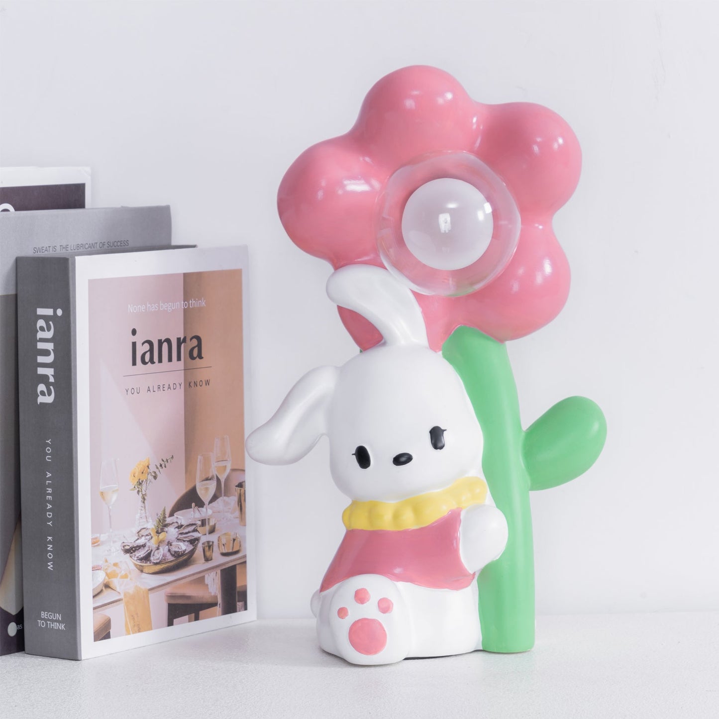BunnyGlow - Bordlampe med kærlig kanin og blomster mønster