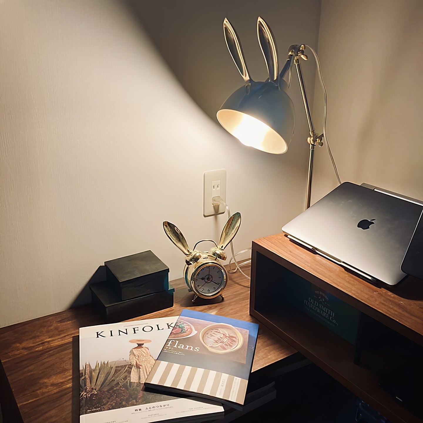 EarCharm - Guld Bordlampe med Kanintema