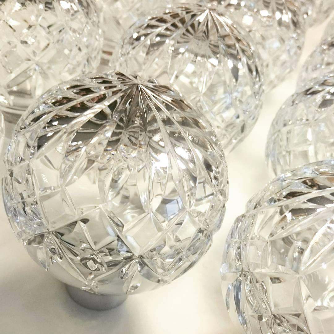 LuxeCrystal - Bordlampe med skinnende krystalkugle og varmt skær