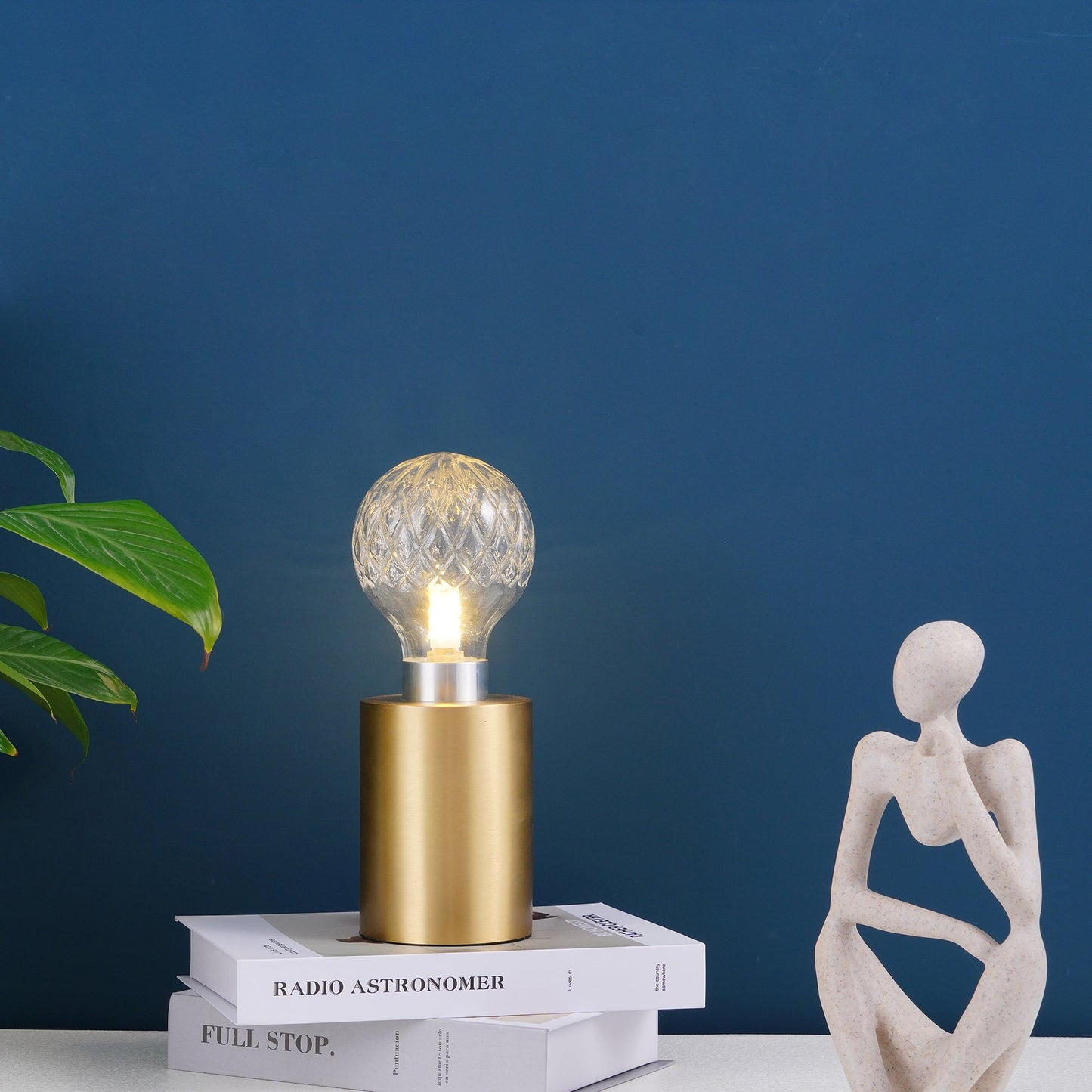 LuxeCrystal - Bordlampe med skinnende krystalkugle og varmt skær