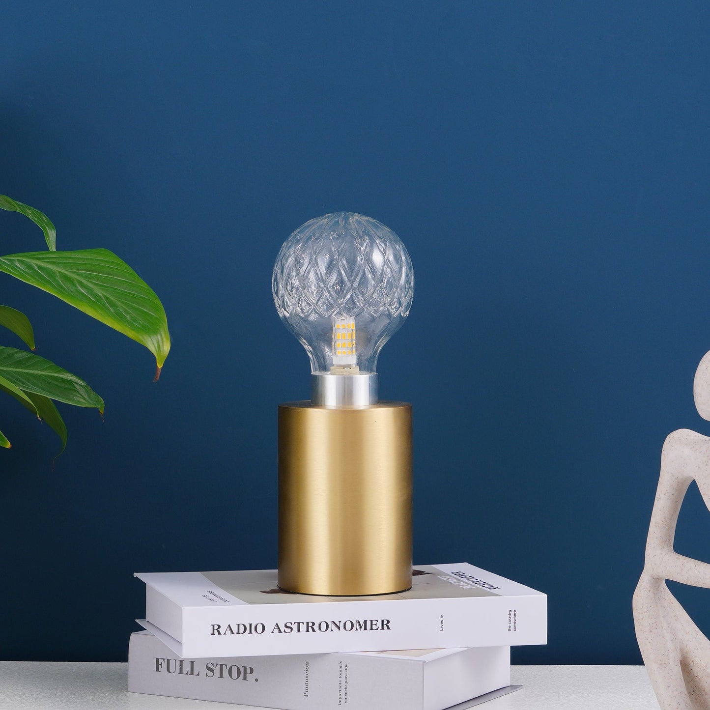 LuxeCrystal - Bordlampe med skinnende krystalkugle og varmt skær