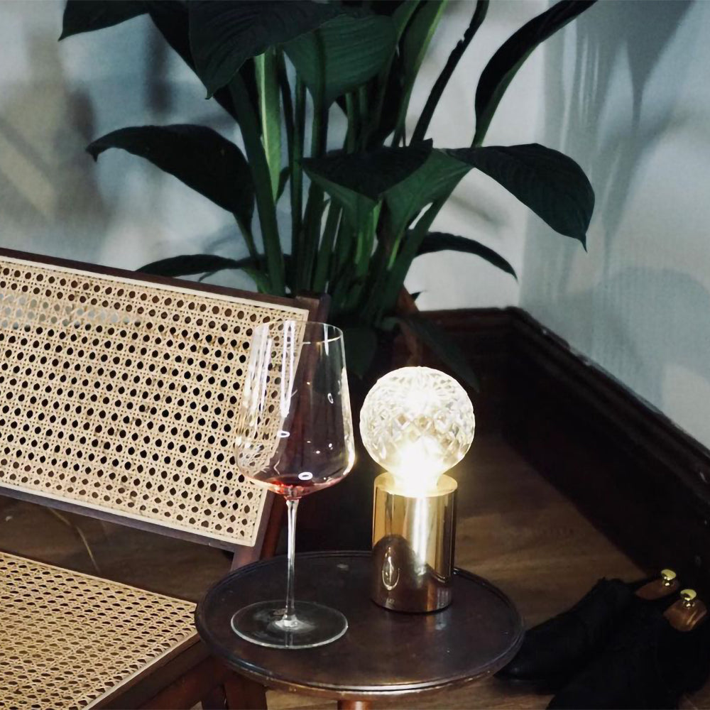 LuxeCrystal - Bordlampe med skinnende krystalkugle og varmt skær