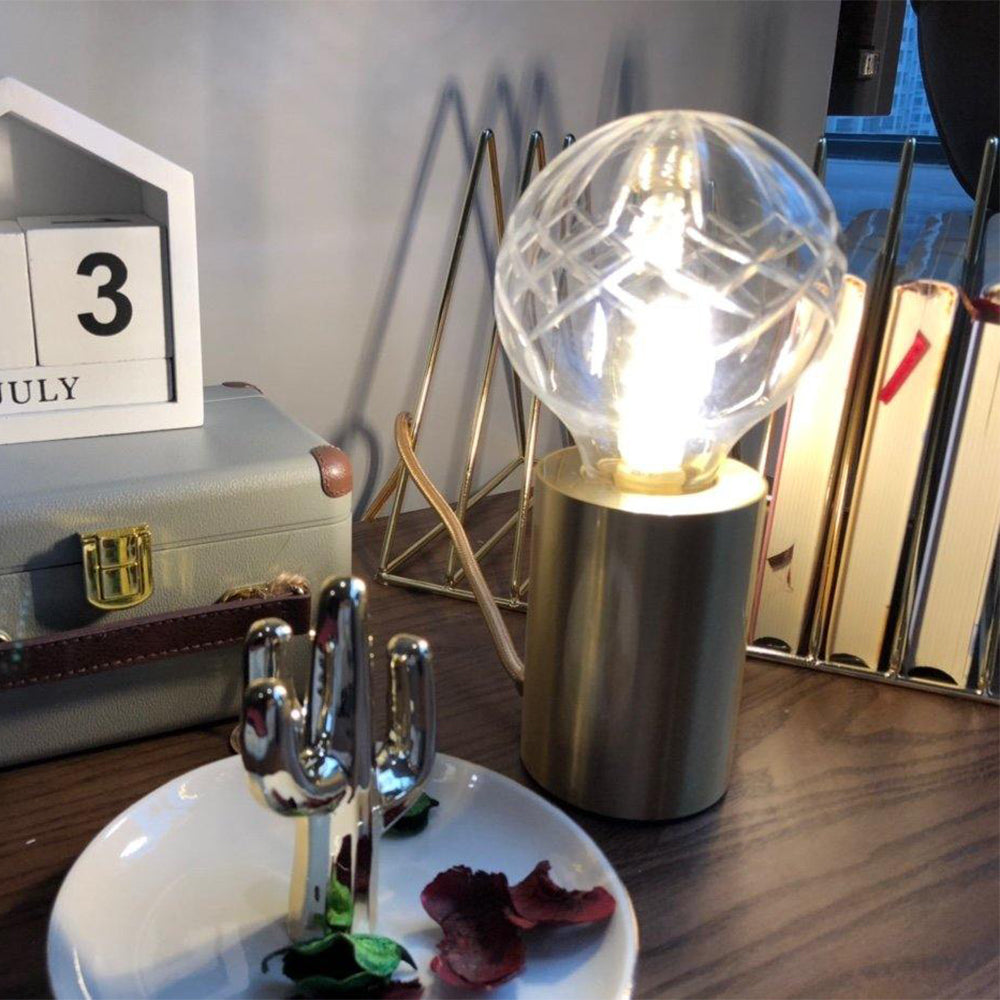 LuxeCrystal - Bordlampe med skinnende krystalkugle og varmt skær
