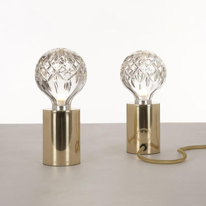 LuxeCrystal - Bordlampe med skinnende krystalkugle og varmt skær