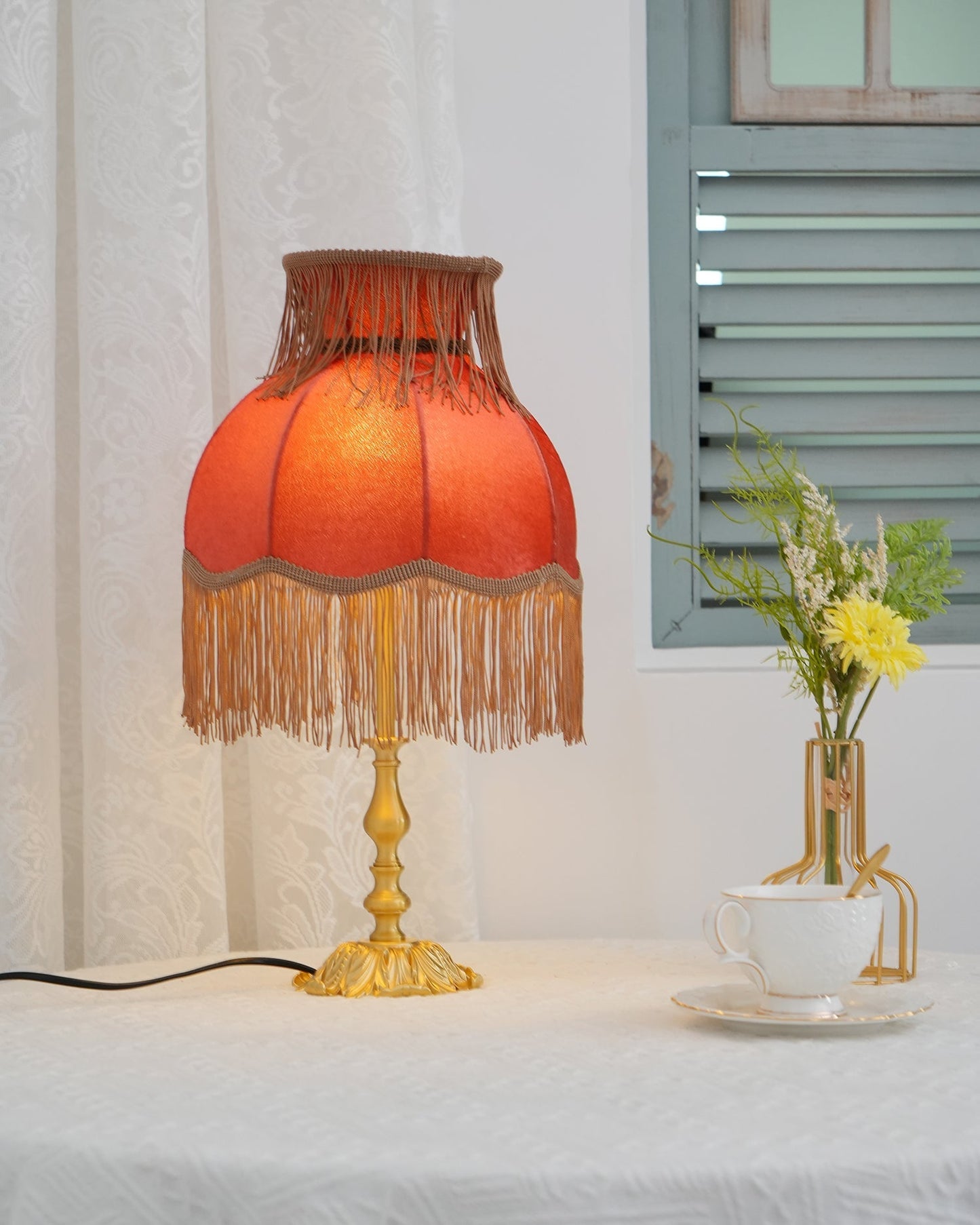 ChicTassel - Moderne bordlampe i messing til en varm atmosfære