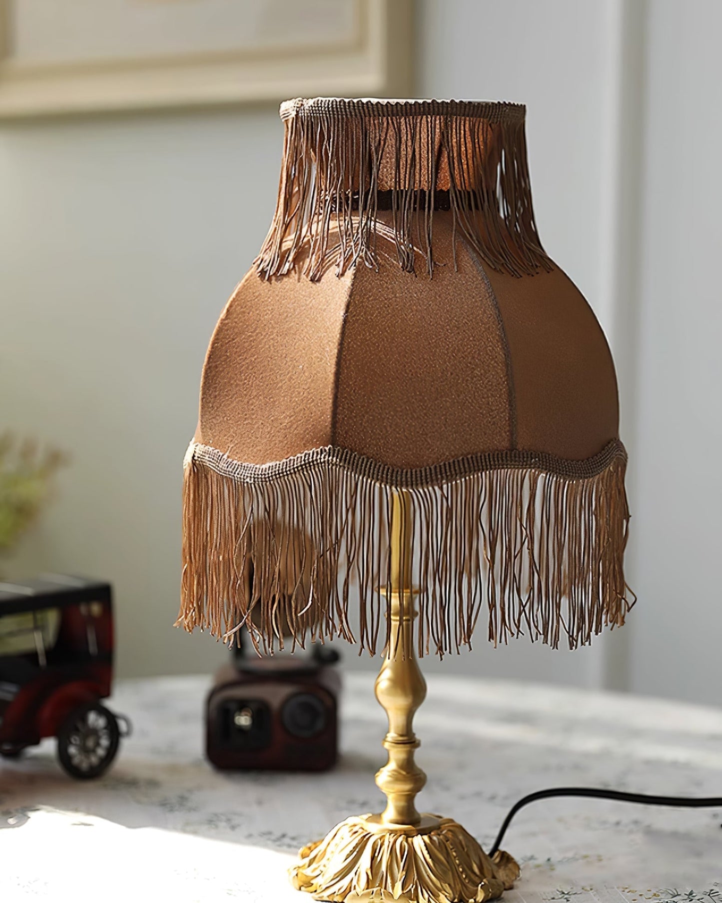 ChicTassel - Moderne bordlampe i messing til en varm atmosfære
