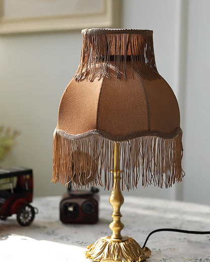 ChicTassel - Moderne bordlampe i messing til en varm atmosfære