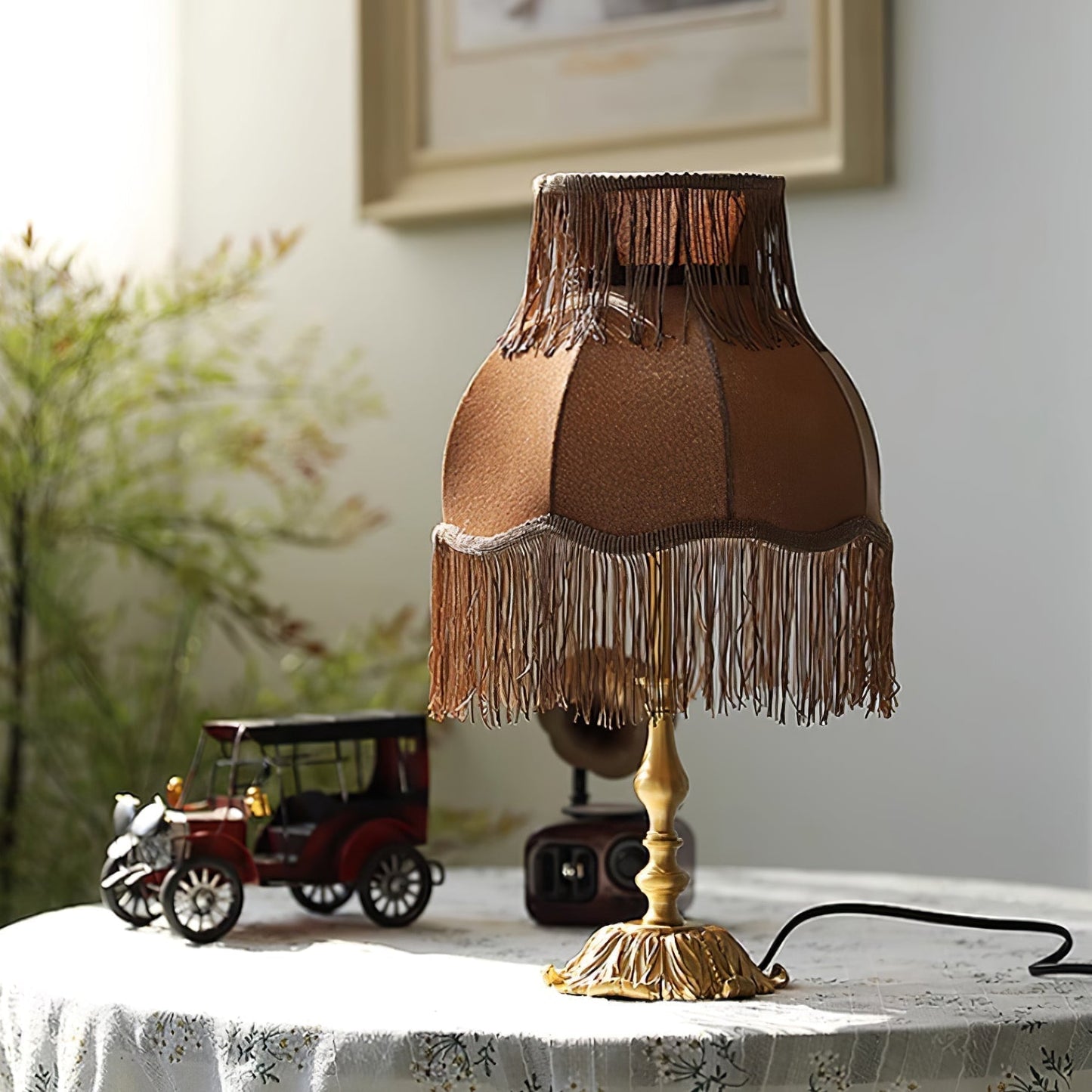 ChicTassel - Moderne bordlampe i messing til en varm atmosfære