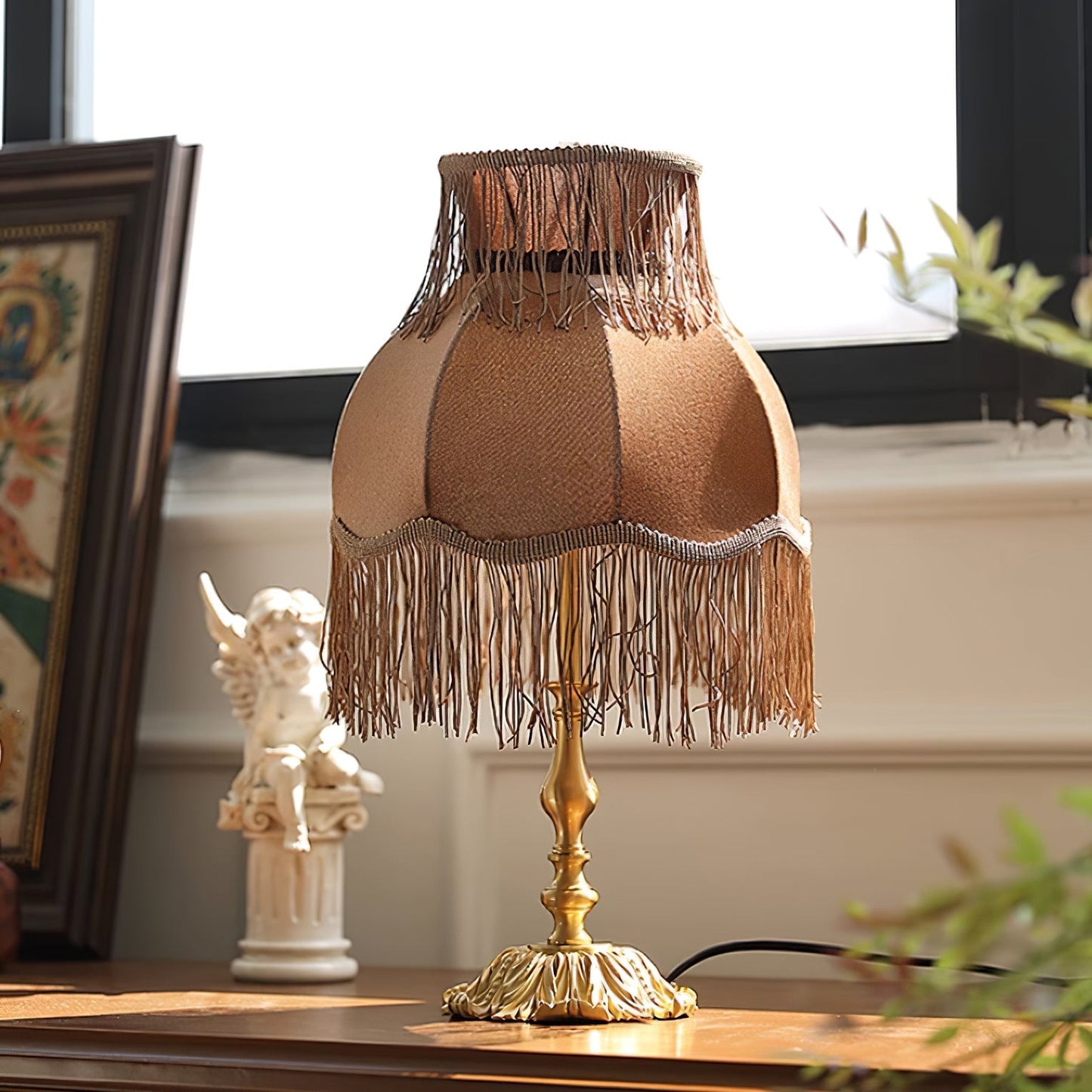 ChicTassel - Moderne bordlampe i messing til en varm atmosfære