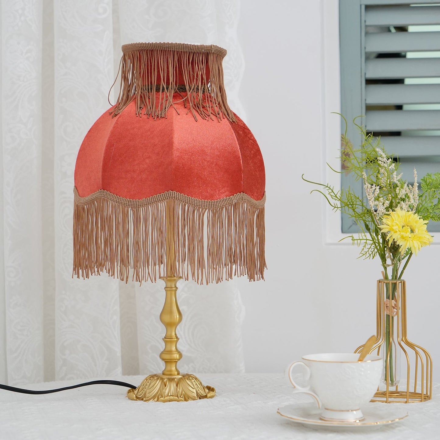 ChicTassel - Moderne bordlampe i messing til en varm atmosfære