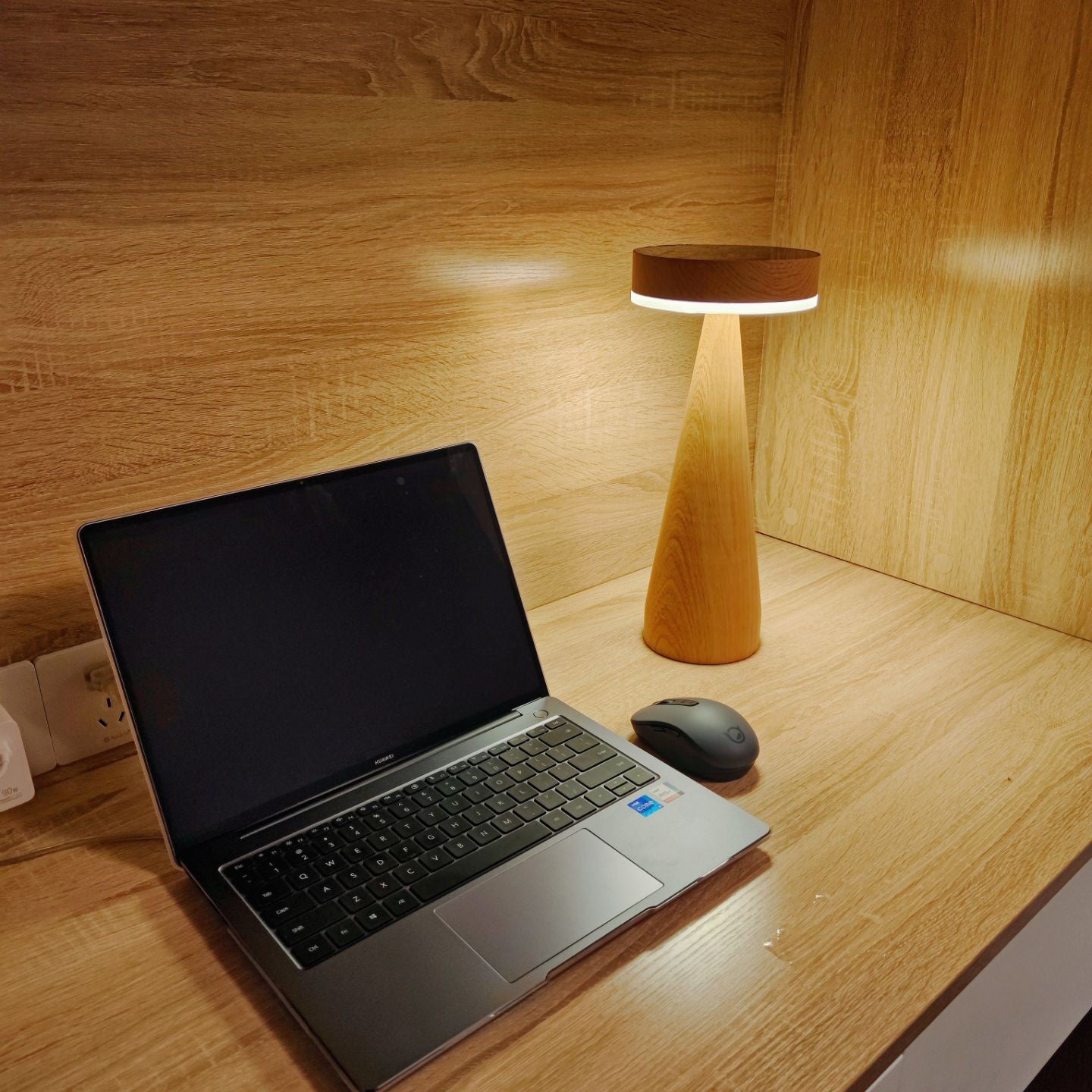 LighthouseLuxe - Bordlampe med genopladelig funktion og havinspiration