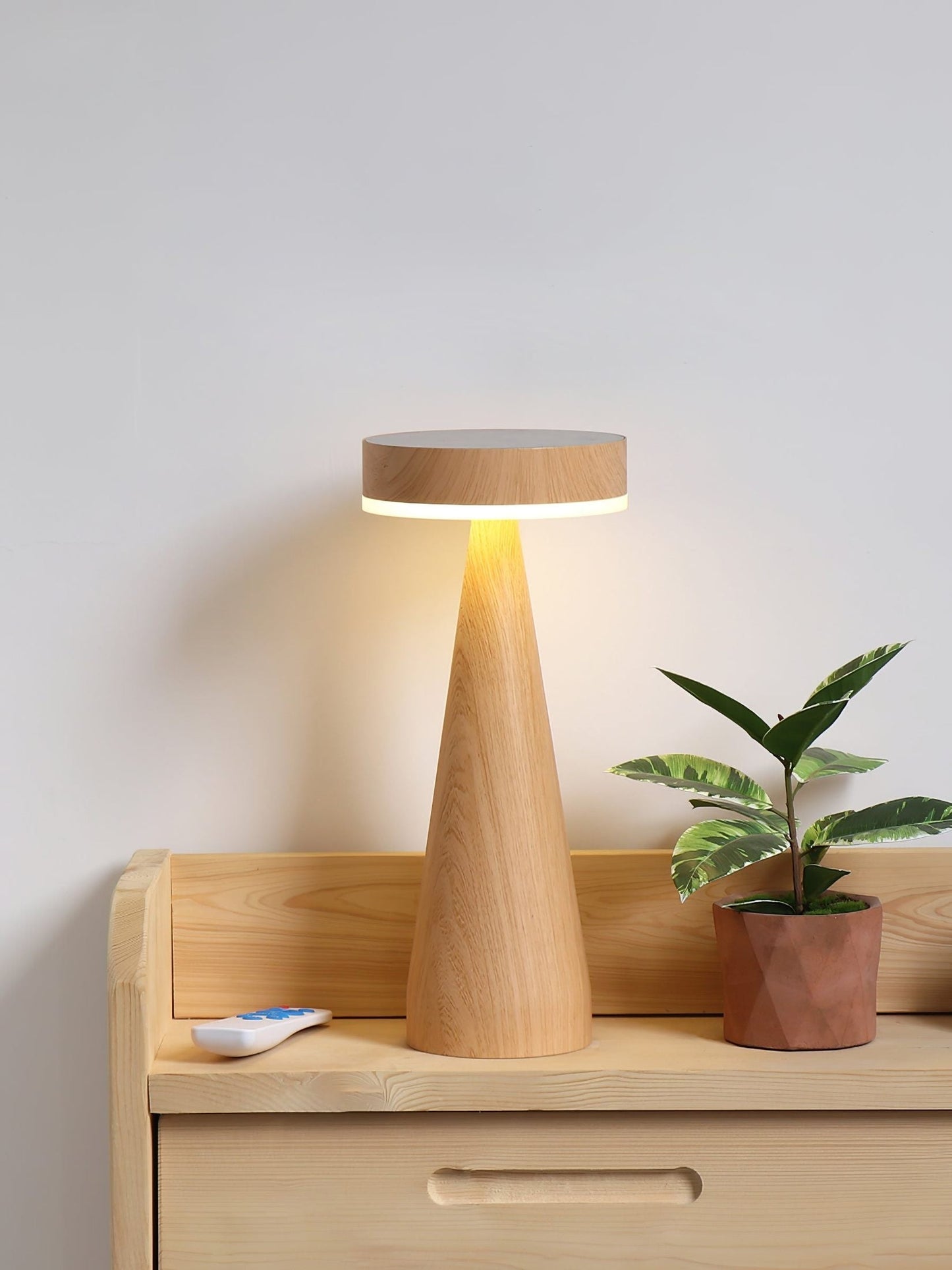 LighthouseLuxe - Bordlampe med genopladelig funktion og havinspiration