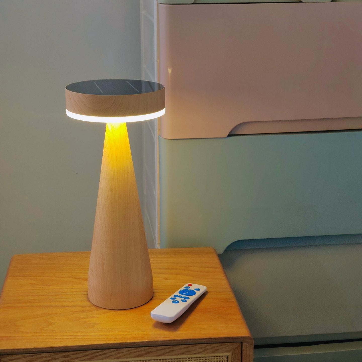 LighthouseLuxe - Bordlampe med genopladelig funktion og havinspiration