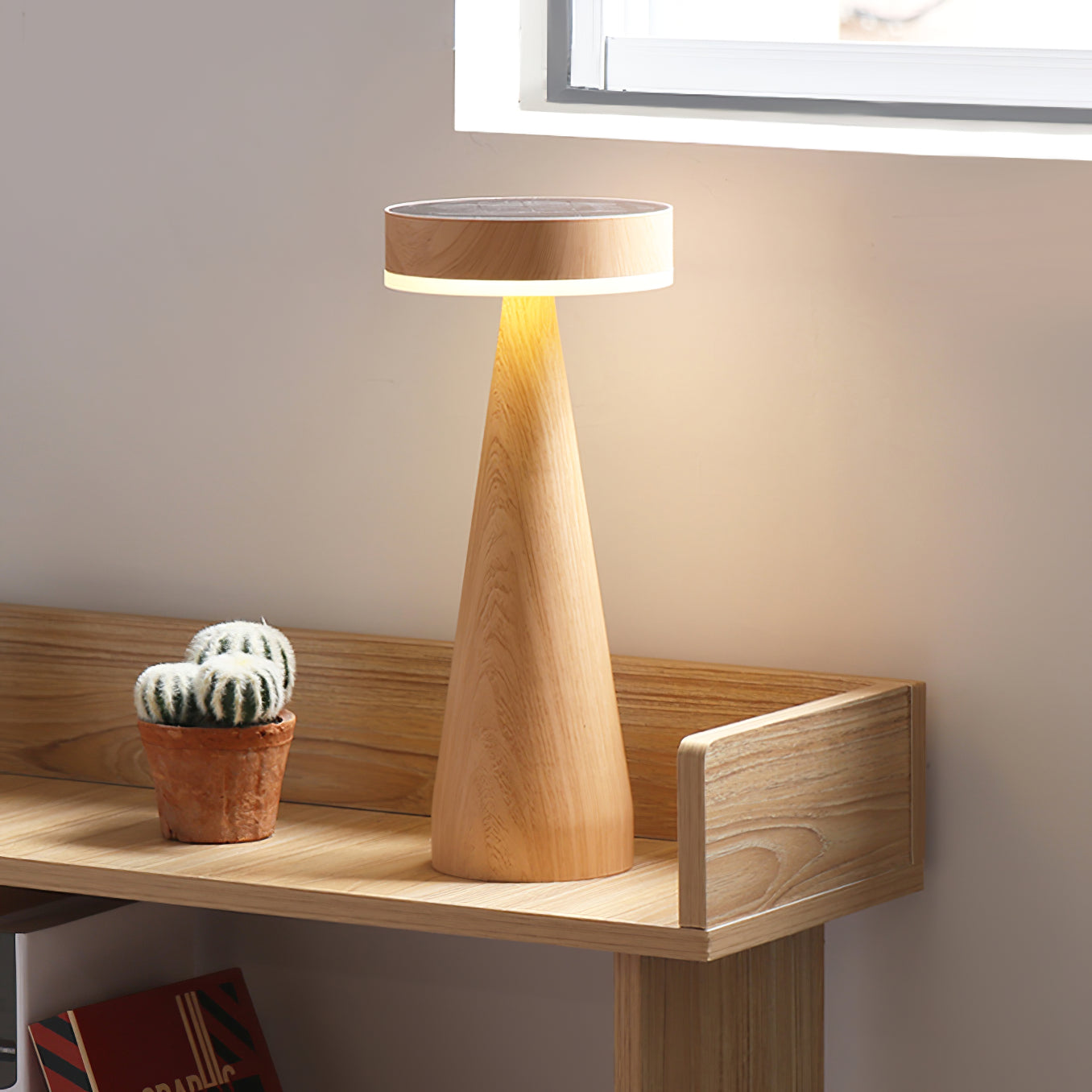 LighthouseLuxe - Bordlampe med genopladelig funktion og havinspiration