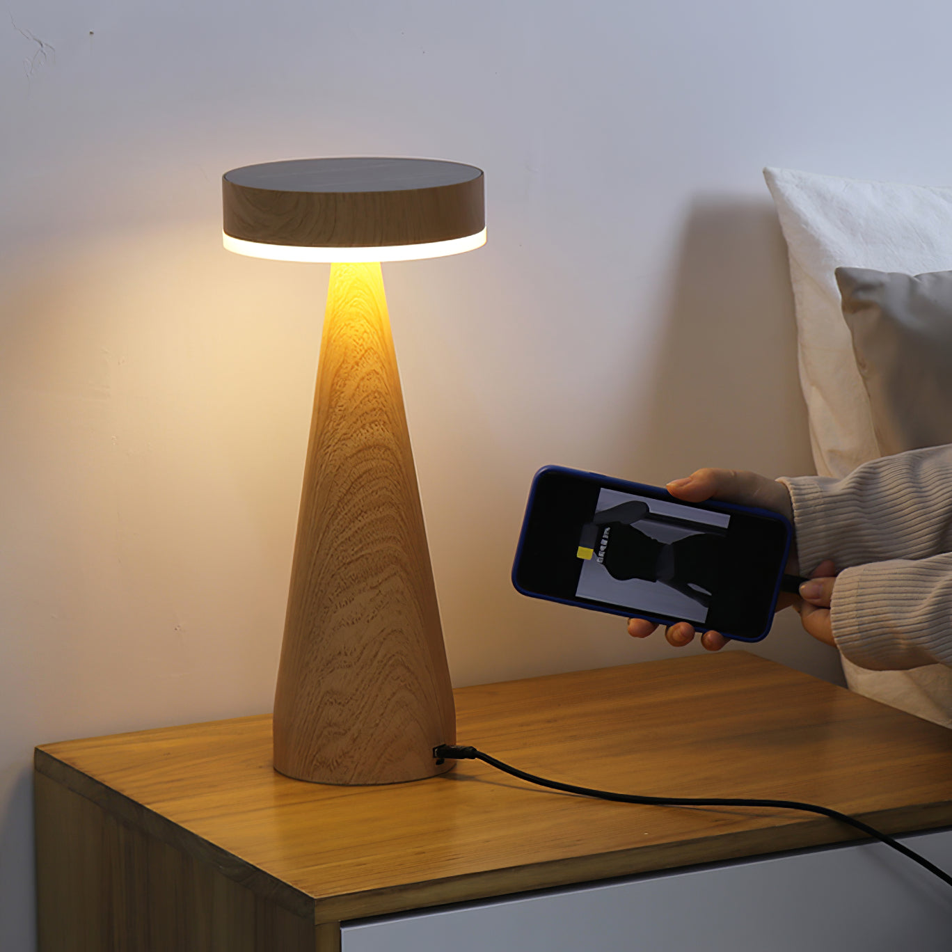 LighthouseLuxe - Bordlampe med genopladelig funktion og havinspiration