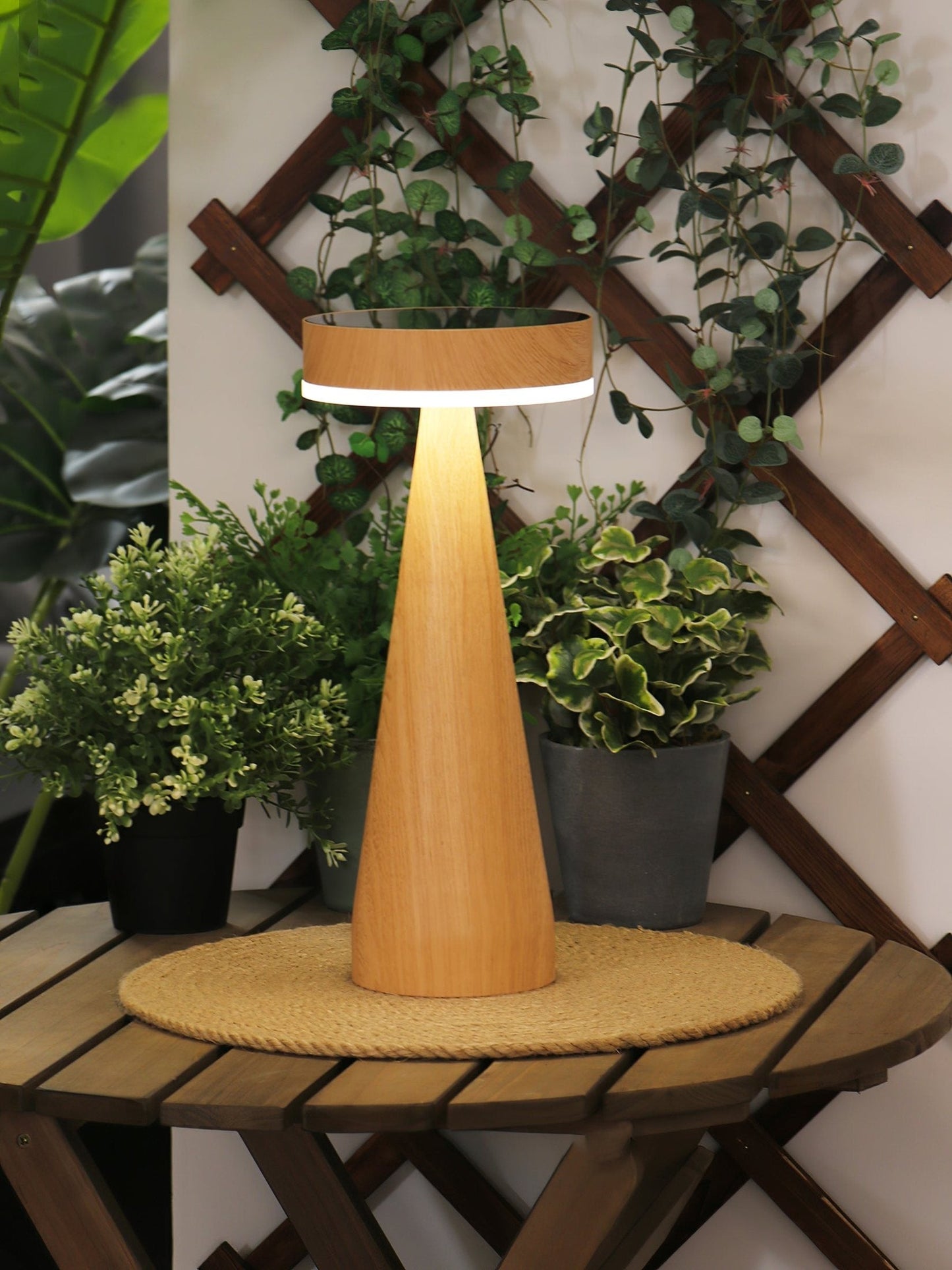 LighthouseLuxe - Bordlampe med genopladelig funktion og havinspiration