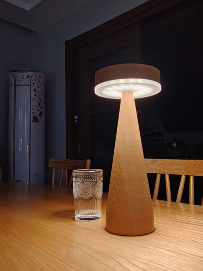 LighthouseLuxe - Bordlampe med genopladelig funktion og havinspiration