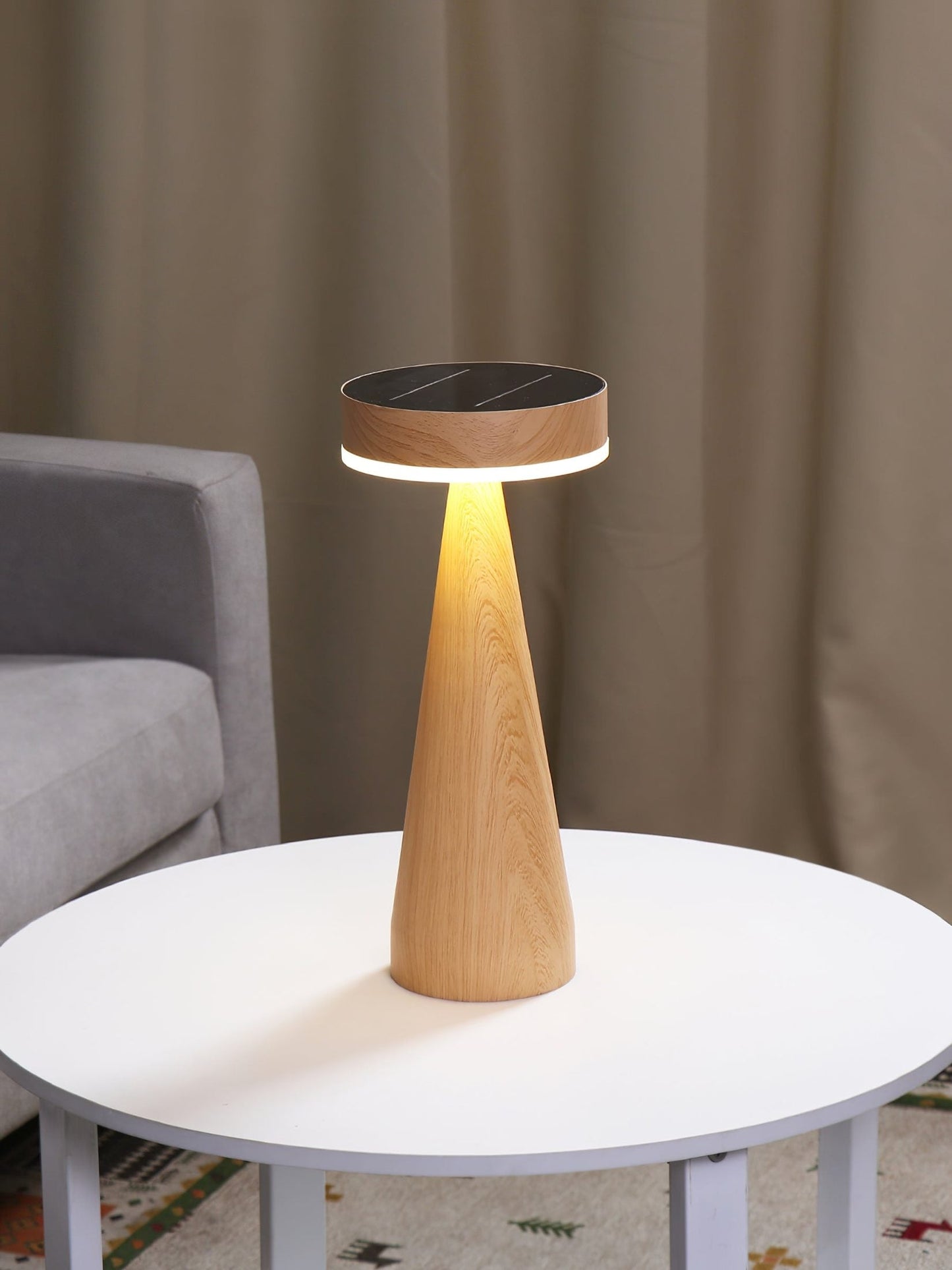 LighthouseLuxe - Bordlampe med genopladelig funktion og havinspiration