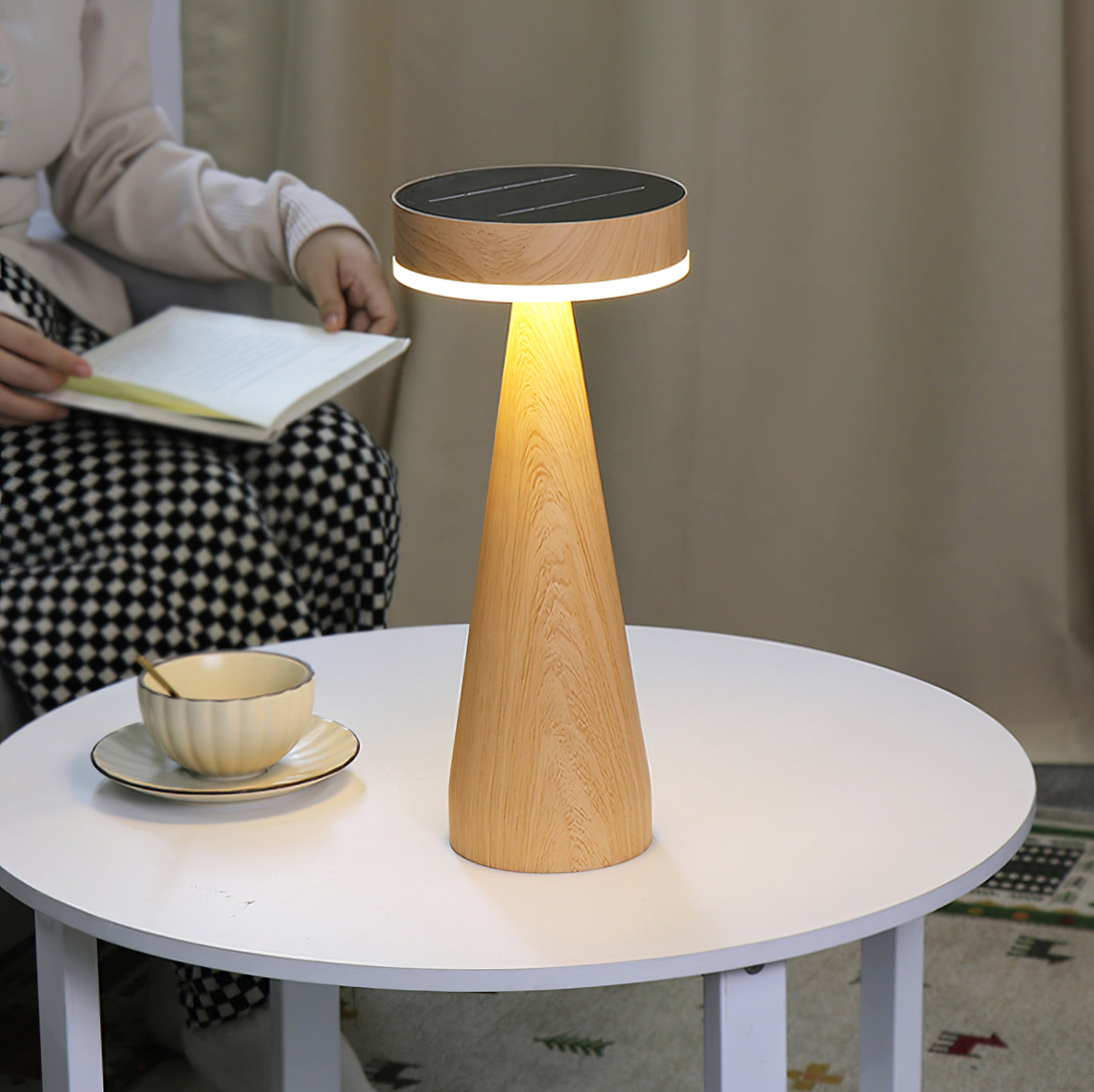 LighthouseLuxe - Bordlampe med genopladelig funktion og havinspiration