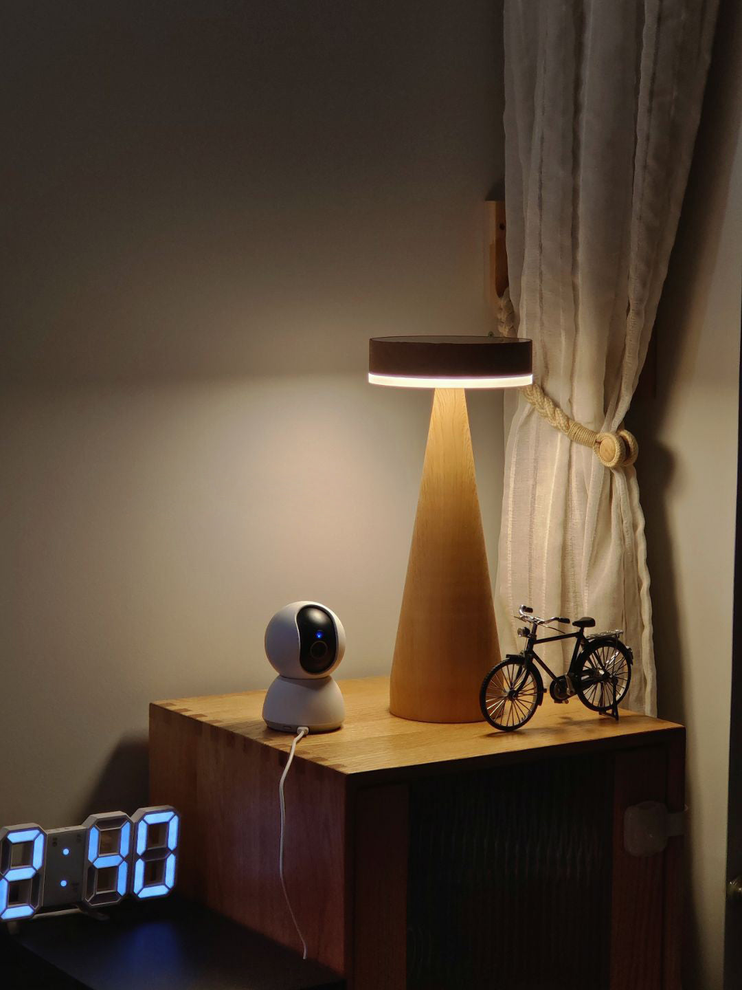 LighthouseLuxe - Bordlampe med genopladelig funktion og havinspiration