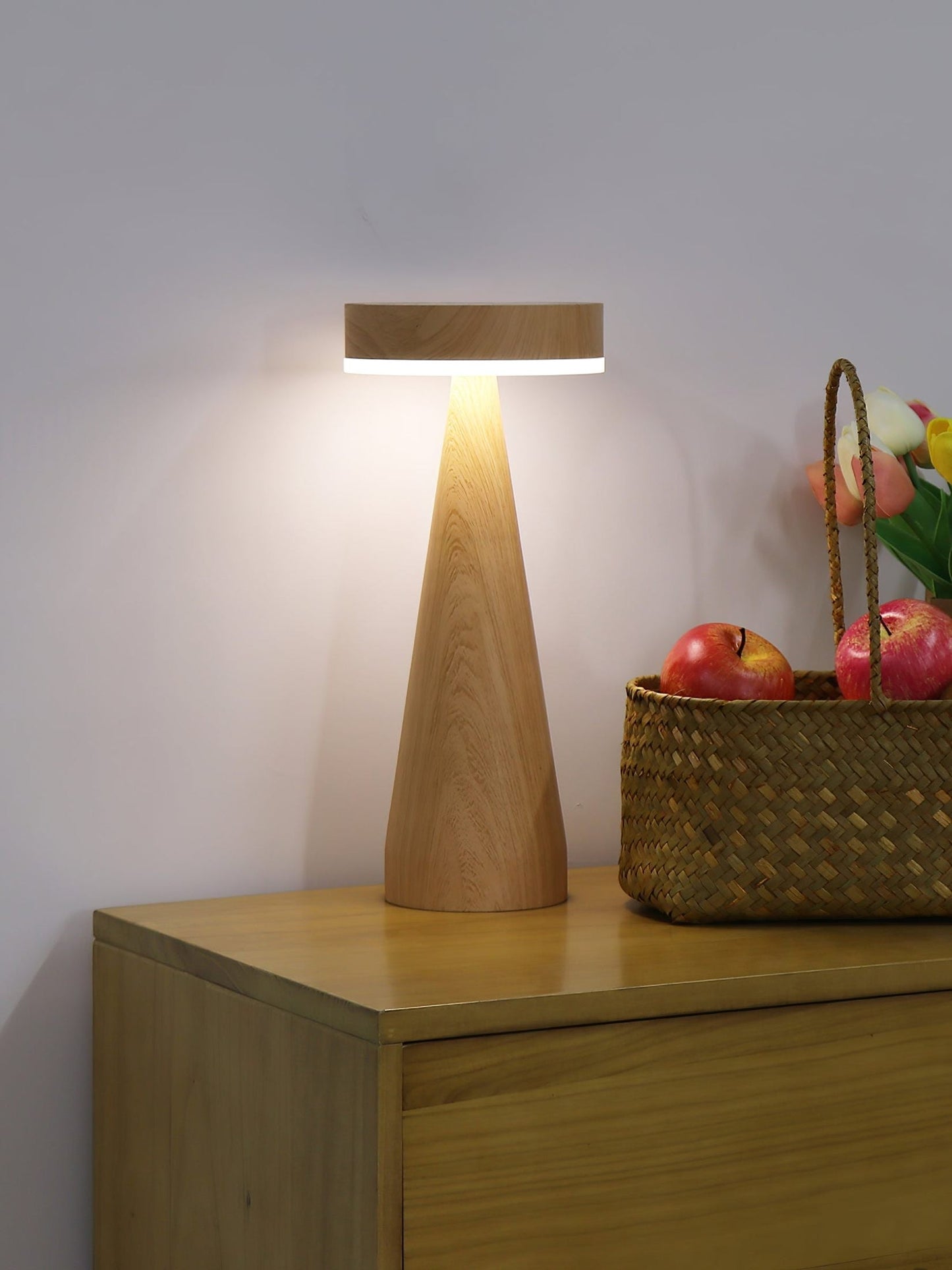 LighthouseLuxe - Bordlampe med genopladelig funktion og havinspiration