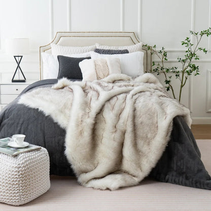 FurAura - Elegant Faux Fur Blanket