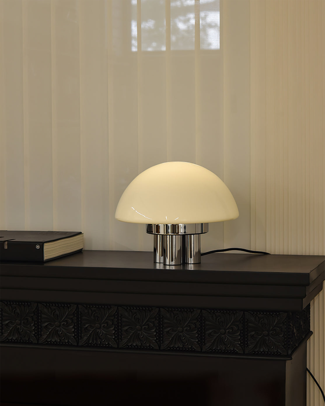 EleganceGlow – Hvid bordlampe med kromfod