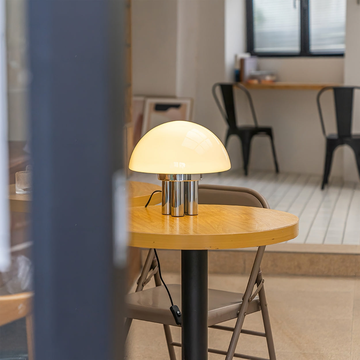 EleganceGlow – Hvid bordlampe med kromfod