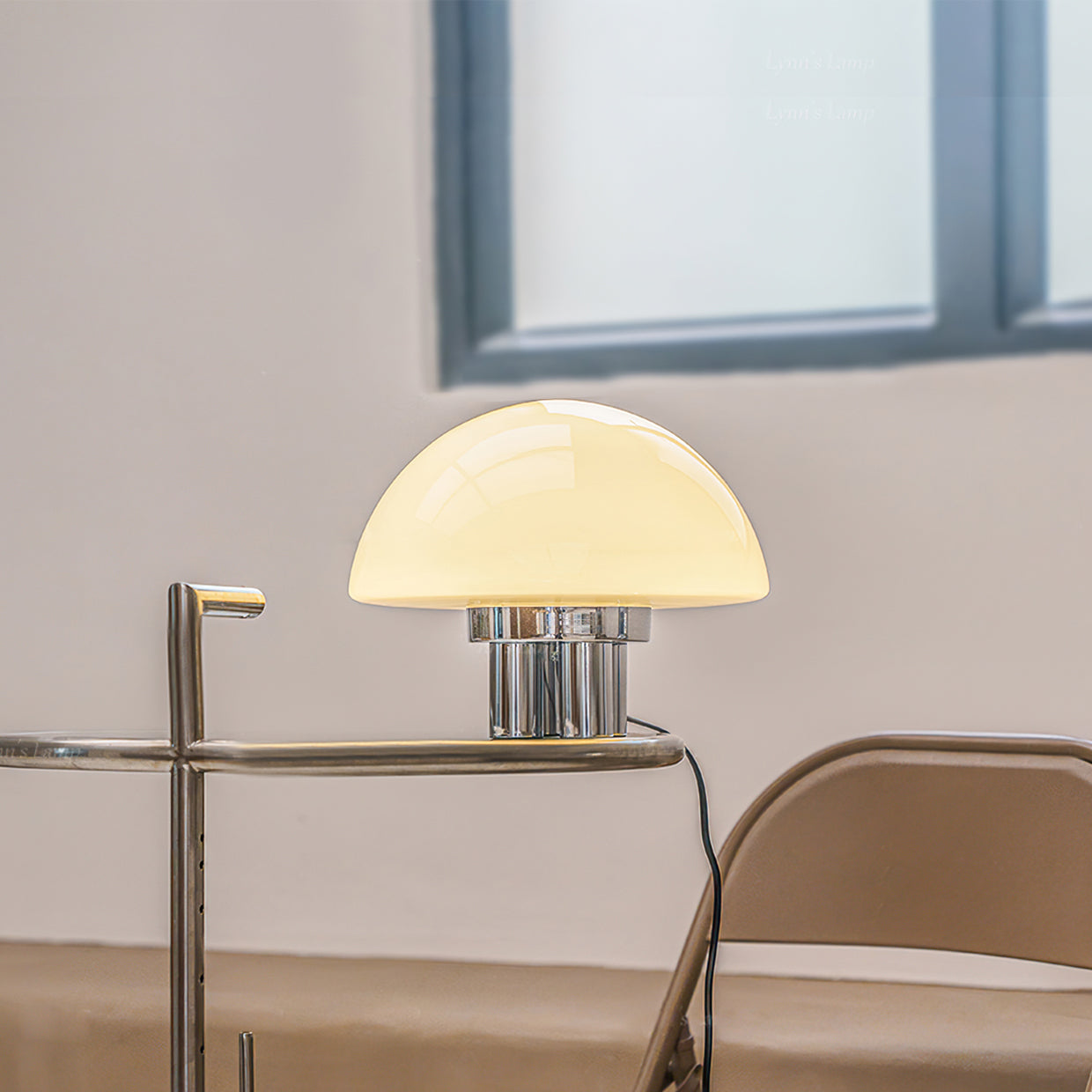 EleganceGlow – Hvid bordlampe med kromfod