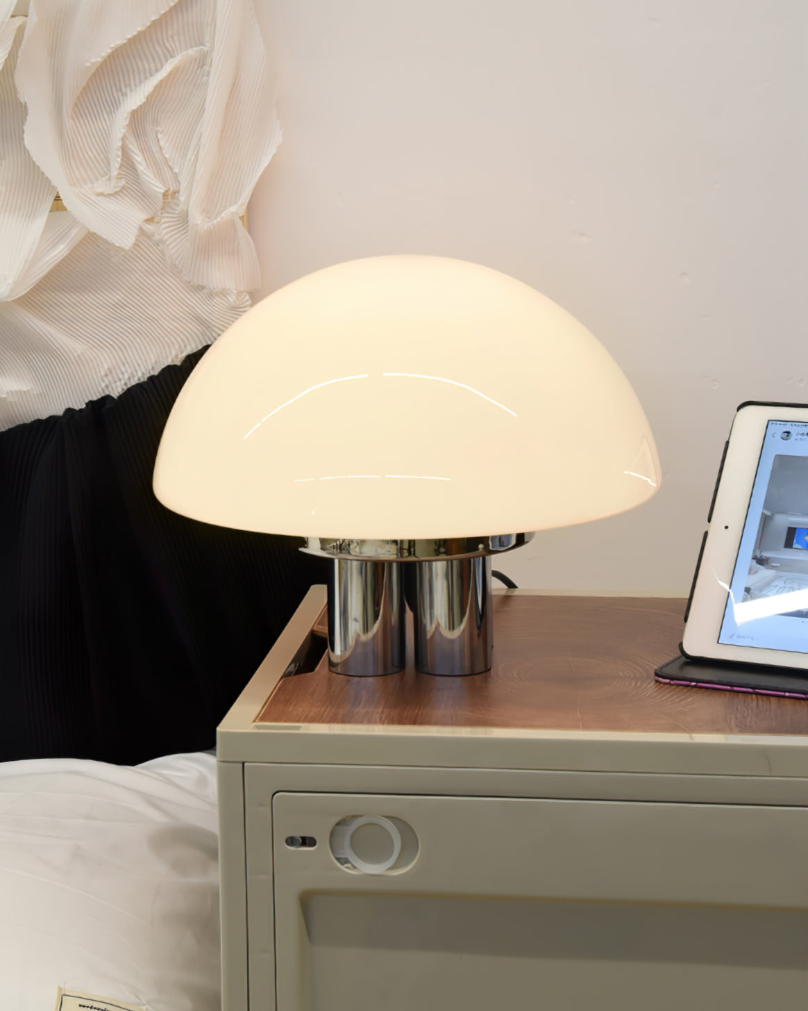 EleganceGlow – Hvid bordlampe med kromfod