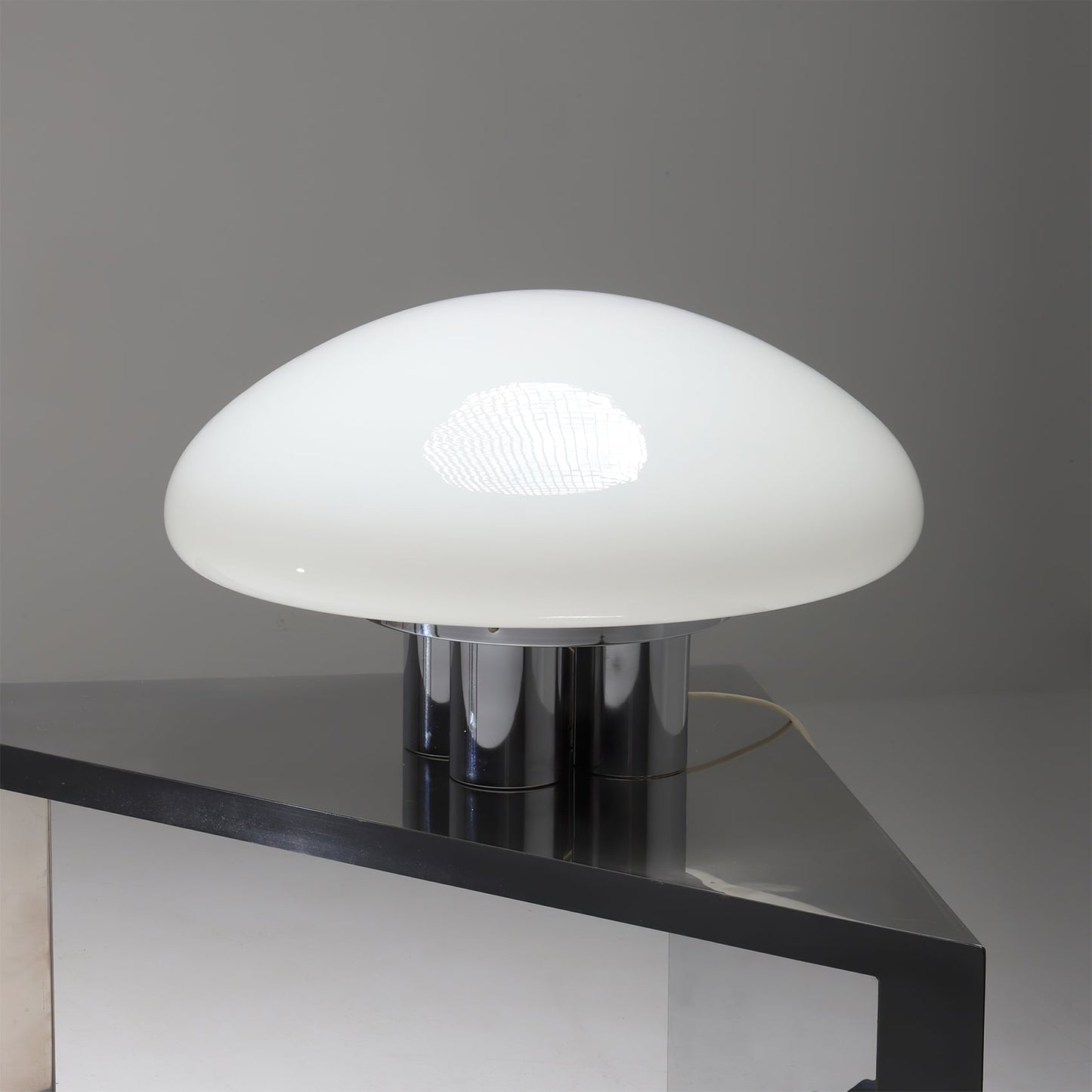 EleganceGlow – Hvid bordlampe med kromfod