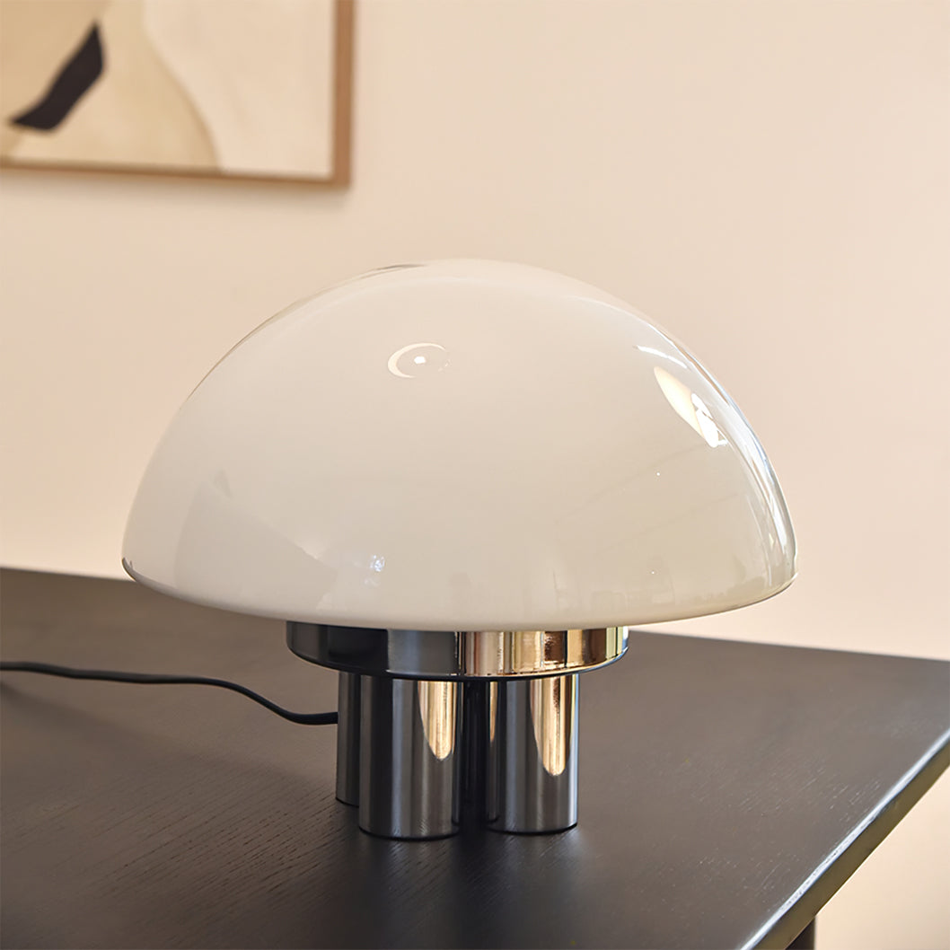 EleganceGlow – Hvid bordlampe med kromfod