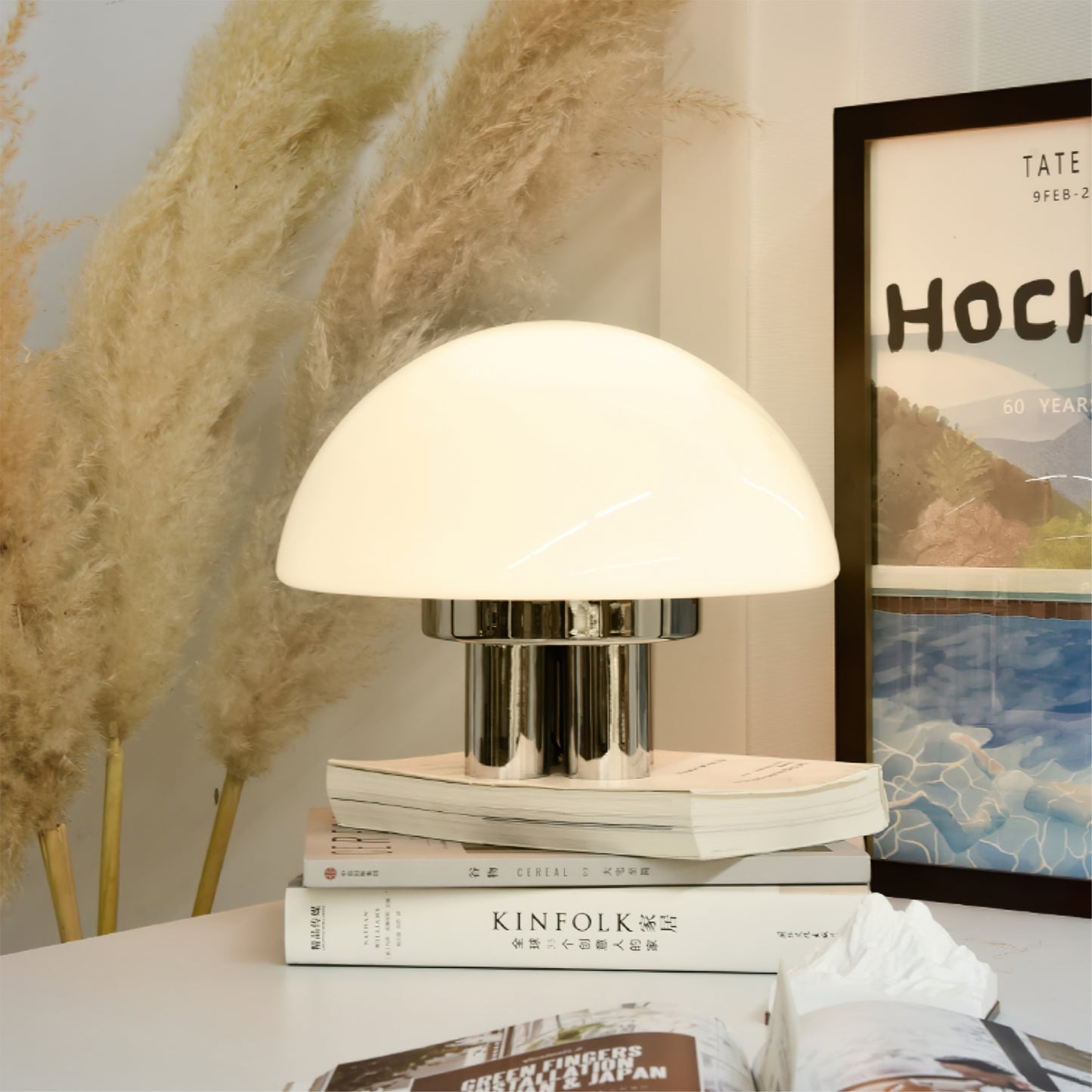 EleganceGlow – Hvid bordlampe med kromfod