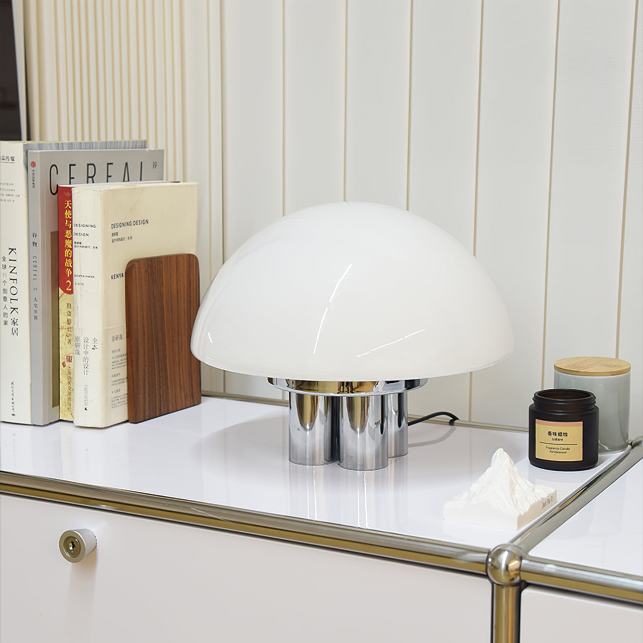 EleganceGlow – Hvid bordlampe med kromfod