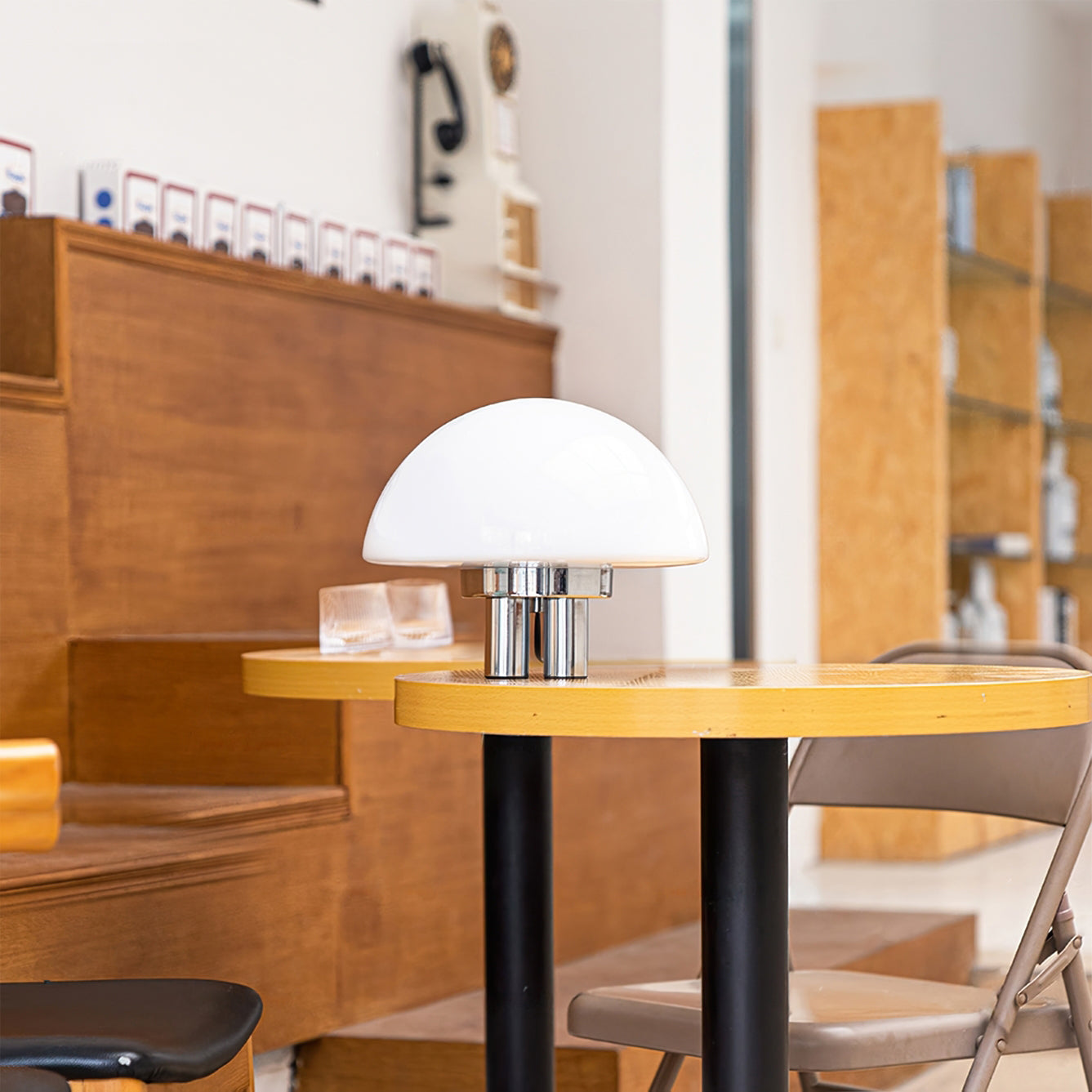 EleganceGlow – Hvid bordlampe med kromfod