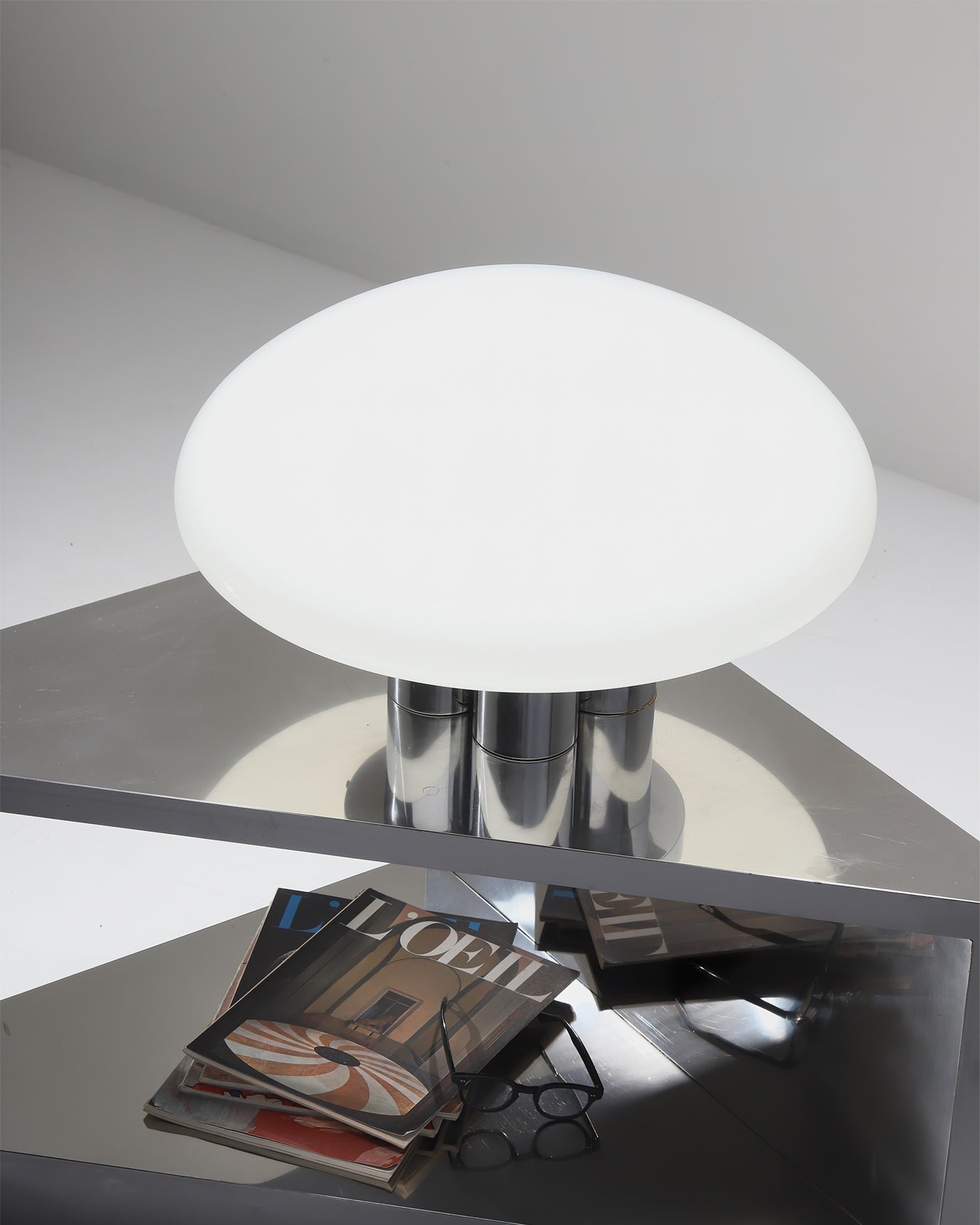 EleganceGlow – Hvid bordlampe med kromfod