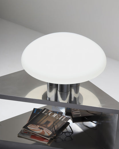 EleganceGlow – Hvid bordlampe med kromfod
