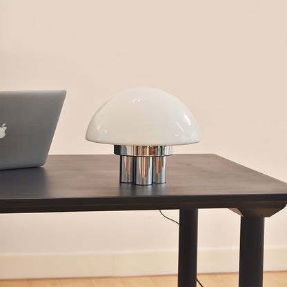 EleganceGlow – Hvid bordlampe med kromfod