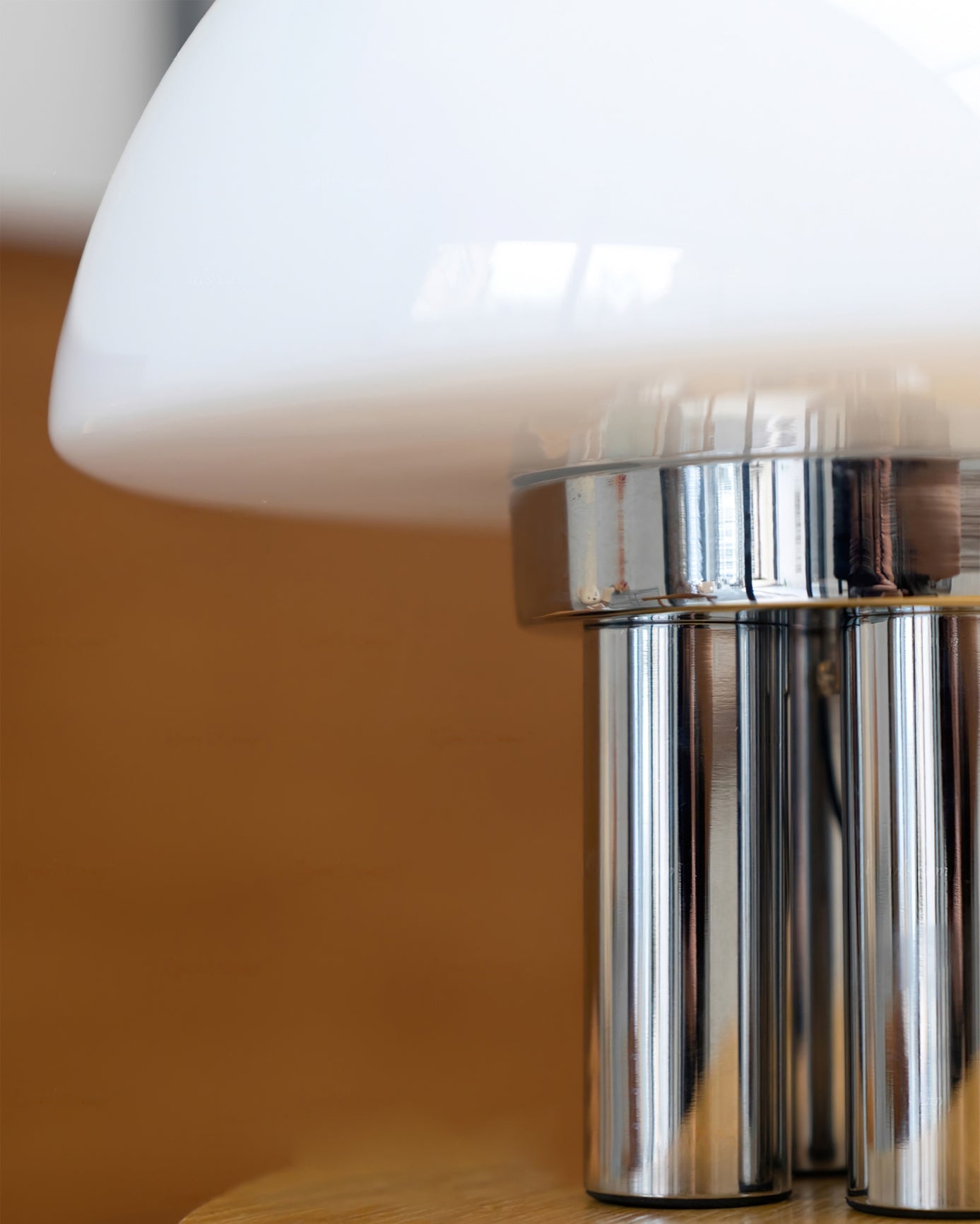 EleganceGlow – Hvid bordlampe med kromfod