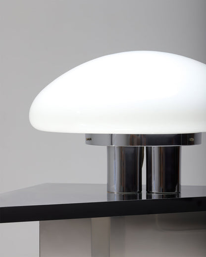 EleganceGlow – Hvid bordlampe med kromfod