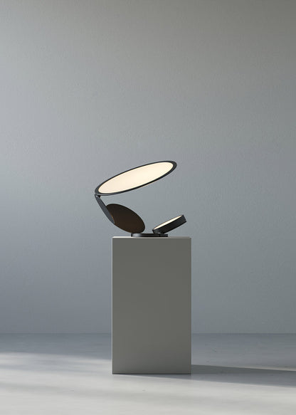 LightSlice - Stilfuld bordlampe med subtile snitdetaljer